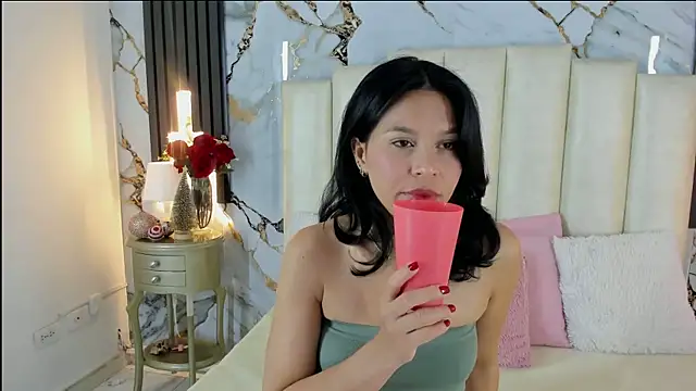 Snapshot of lulumars chatting on 12.18.25 lulumars online show from 12.18.25