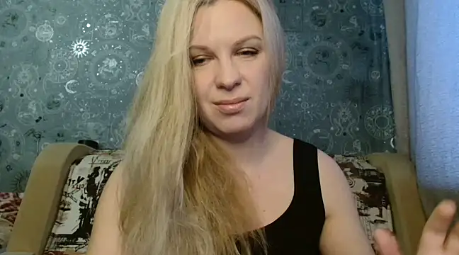 Snapshot of BlondeFox chatting on 12.28.24 BlondeFox online show from 12.28.24
