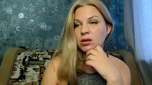 Snapshot of BlondeFox chatting on 10.07.25 BlondeFox online show from 10.07.25