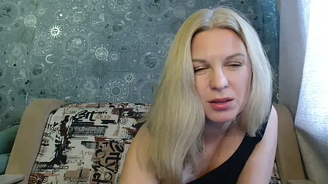 Snapshot of BlondeFox chatting on 10.13.25 BlondeFox online show from 10.13.25