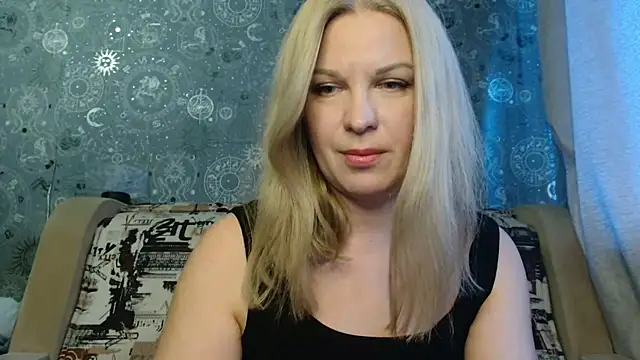 Snapshot of BlondeFox chatting on 10.15.25 BlondeFox online show from 10.15.25
