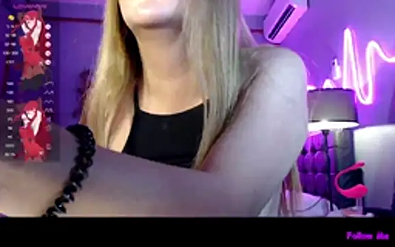 Snapshot of DivaMooree chatting on 11.02.25 DivaMooree online show from 11.02.25