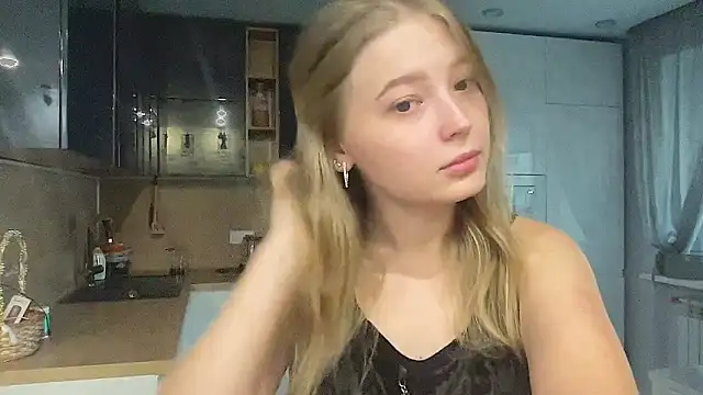 Snapshot of CharmingSarah chatting on 09.10.25 CharmingSarah online show from 09.10.25