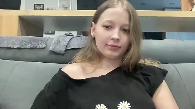 Snapshot of CharmingSarah chatting on 06.18.26 CharmingSarah online show from 06.18.26