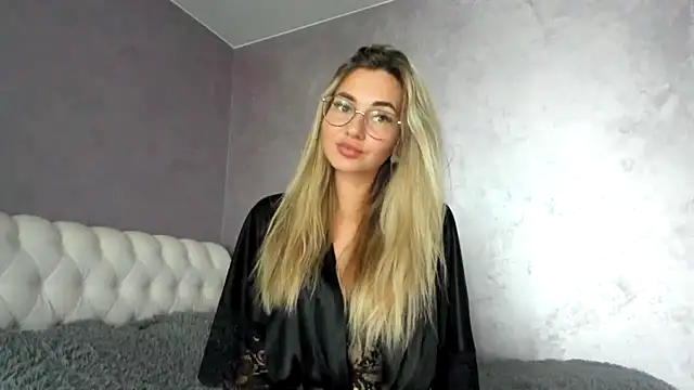 Snapshot of _DarkRose_ chatting on 09.28.25 DarkRose online show from 09.28.25