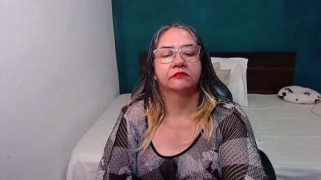 Snapshot of scaelettdubois chatting on 11.15.25 scaelettdubois online show from 11.15.25