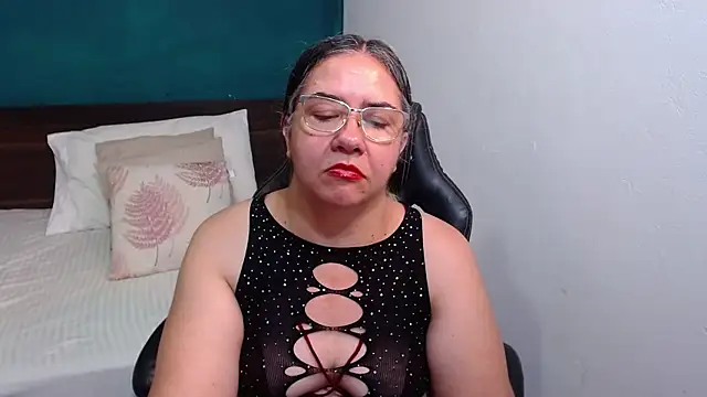 Snapshot of scaelettdubois chatting on 11.15.25 scaelettdubois online show from 11.15.25