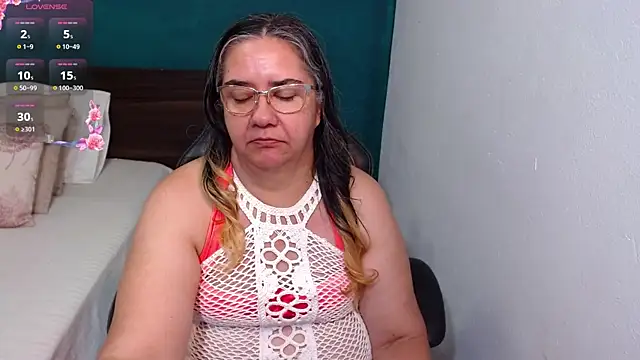 Snapshot of scaelettdubois chatting on 11.20.25 scaelettdubois online show from 11.20.25