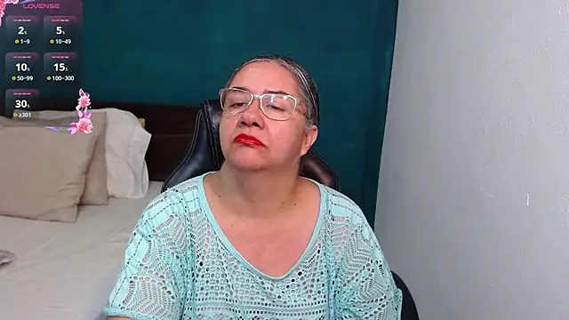 Snapshot of scaelettdubois chatting on 11.21.25 scaelettdubois online show from 11.21.25