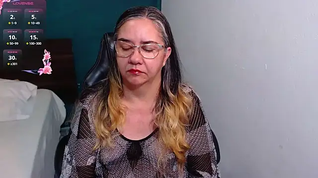 Snapshot of scaelettdubois chatting on 11.30.25 scaelettdubois online show from 11.30.25