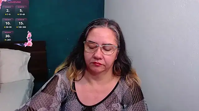 Snapshot of scaelettdubois chatting on 12.19.25 scaelettdubois online show from 12.19.25