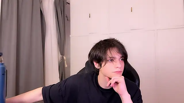 Snapshot of SasukeUhchiaa chatting on 03.24.26 SasukeUhchiaa online show from 03.24.26