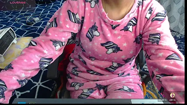 Snapshot of sexyrihana1 chatting on 12.20.24 sexyrihana1 online show from 12.20.24