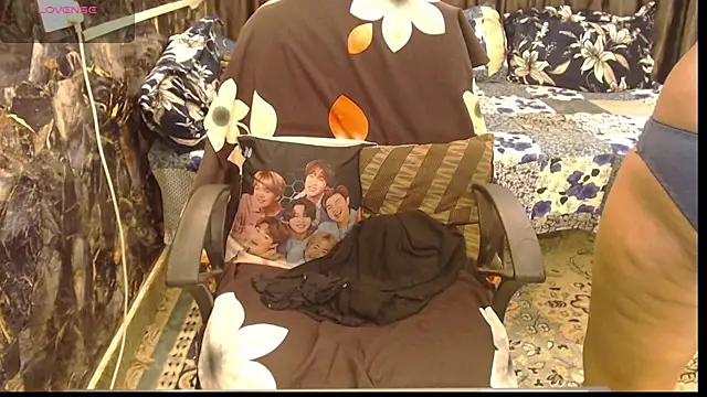 Snapshot of sexyrihana1 chatting on 10.29.25 sexyrihana1 online show from 10.29.25