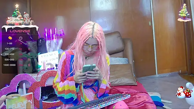 Snapshot of Skinygirl chatting on 01.17.25 Skinygirl online show from 01.17.25