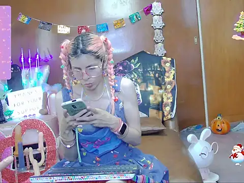 Snapshot of Skinygirl chatting on 10.28.25 Skinygirl online show from 10.28.25