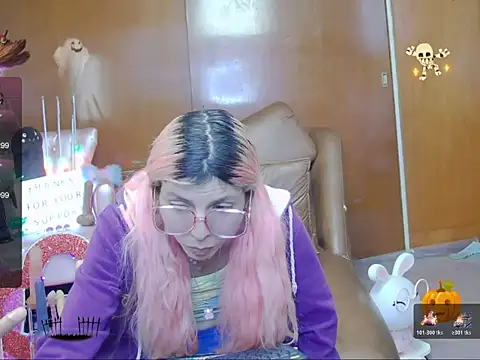 Snapshot of Skinygirl chatting on 11.04.25 Skinygirl online show from 11.04.25