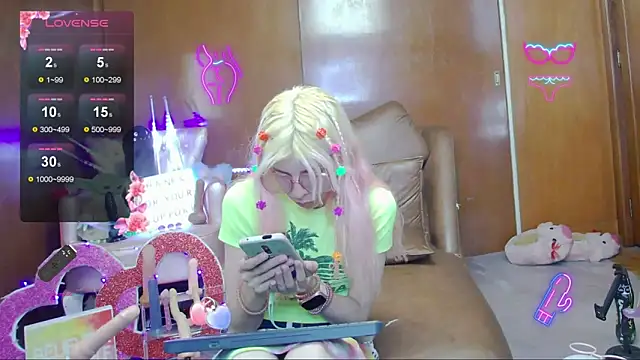 Snapshot of Skinygirl chatting on 11.12.25 Skinygirl online show from 11.12.25