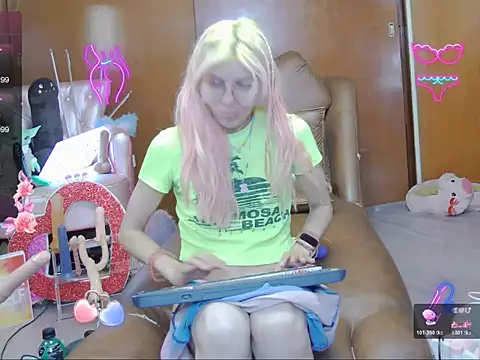 Snapshot of Skinygirl chatting on 11.17.25 Skinygirl online show from 11.17.25