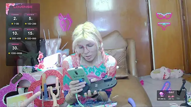 Snapshot of Skinygirl chatting on 11.20.25 Skinygirl online show from 11.20.25