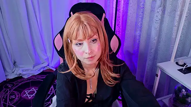 Snapshot of Cinamoonn chatting on 07.18.26 Cinamoonn online show from 07.18.26