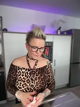 German Milf online show from 02.18.25