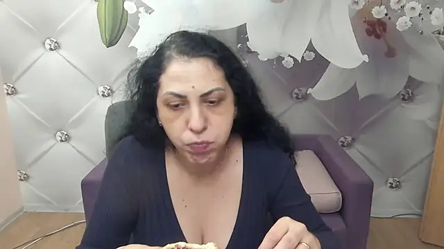 Snapshot of SweetArtemis chatting on 11.22.25 SweetArtemis online show from 11.22.25