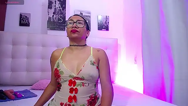 Snapshot of hornywife_ chatting on 03.12.25 hornywife online show from 03.12.25