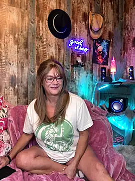 Snapshot of cowgirlc chatting on 11.06.25 cowgirlc online show from 11.06.25