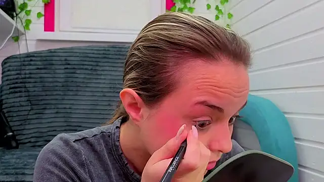 Misss Vikk online show from 11.28.25