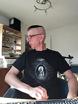 Snapshot of seelengleich chatting on 10.21.25 seelengleich online show from 10.21.25