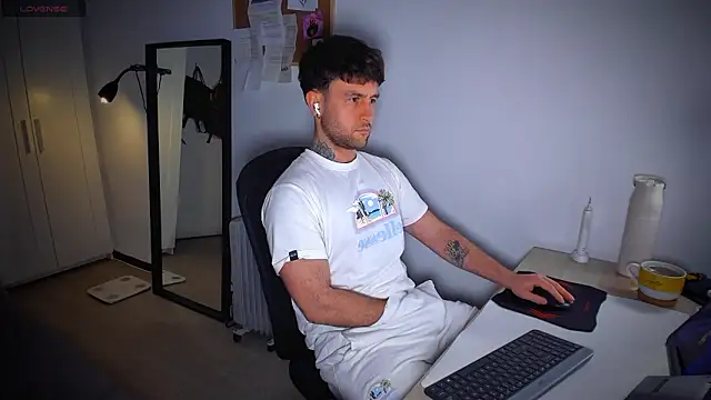 Snapshot of HonestAndrew chatting on 02.10.26 HonestAndrew online show from 02.10.26