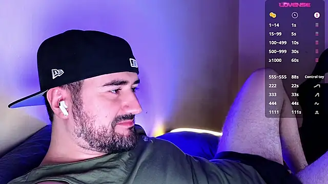 Snapshot of DominantTheo chatting on 03.04.25 DominantTheo online show from 03.04.25