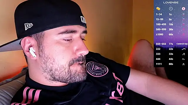 Snapshot of DominantTheo chatting on 11.02.25 DominantTheo online show from 11.02.25