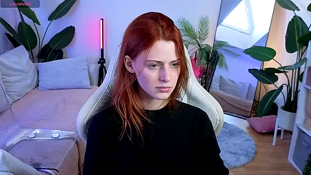 Snapshot of doll_lesli chatting on 11.08.25 doll lesli online show from 11.08.25