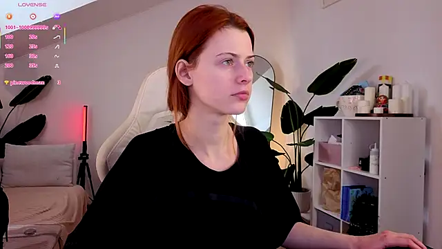 Snapshot of doll_lesli chatting on 12.03.25 doll lesli online show from 12.03.25