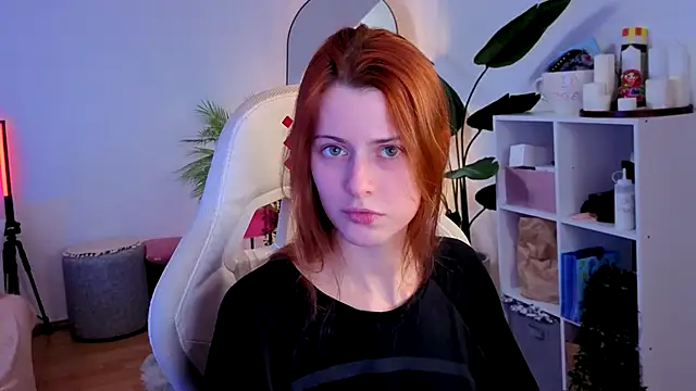 Snapshot of doll_lesli chatting on 12.04.25 doll lesli online show from 12.04.25