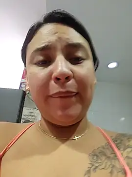 Snapshot of LizzRouse chatting on 11.10.25 LizzRouse online show from 11.10.25