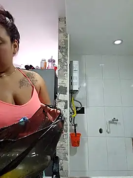 Snapshot of LizzRouse chatting on 11.25.25 LizzRouse online show from 11.25.25