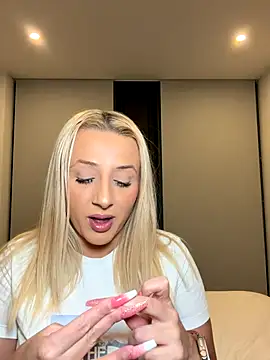 Snapshot of Strongqueen chatting on 10.26.25 Strongqueen online show from 10.26.25