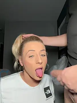 Snapshot of Strongqueen chatting on 10.29.25 Strongqueen online show from 10.29.25