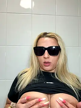 Snapshot of Strongqueen chatting on 11.20.25 Strongqueen online show from 11.20.25