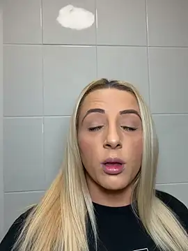 Snapshot of Strongqueen chatting on 11.21.25 Strongqueen online show from 11.21.25