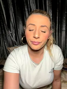 Snapshot of Strongqueen chatting on 12.02.25 Strongqueen online show from 12.02.25