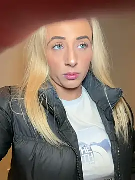 Snapshot of Strongqueen chatting on 12.14.25 Strongqueen online show from 12.14.25