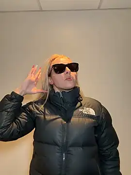 Snapshot of Strongqueen chatting on 12.18.25 Strongqueen online show from 12.18.25