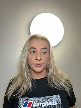 Snapshot of Strongqueen chatting on 12.19.25 Strongqueen online show from 12.19.25