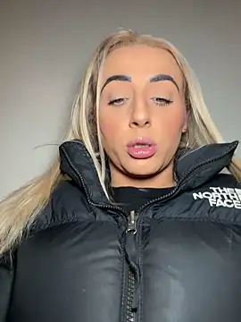 Snapshot of Strongqueen chatting on 12.20.25 Strongqueen online show from 12.20.25