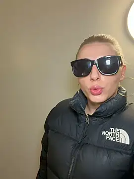 Snapshot of Strongqueen chatting on 12.21.25 Strongqueen online show from 12.21.25