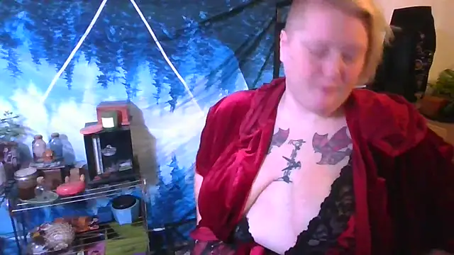 Snapshot of buxombosums chatting on 12.15.25 buxombosums online show from 12.15.25